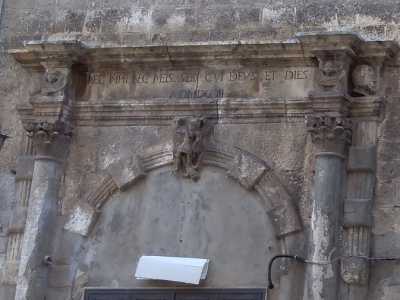 Oltre al mascherone, sulla facciata dell�edificio(proprio sul portone principale) � presente una statua di San Michele, ovvero l�Arcangelo della Giustizia, colui che sconfigge il male, che per i Piepoli era rappresentato evidentemente dalla famiglia Scarli 